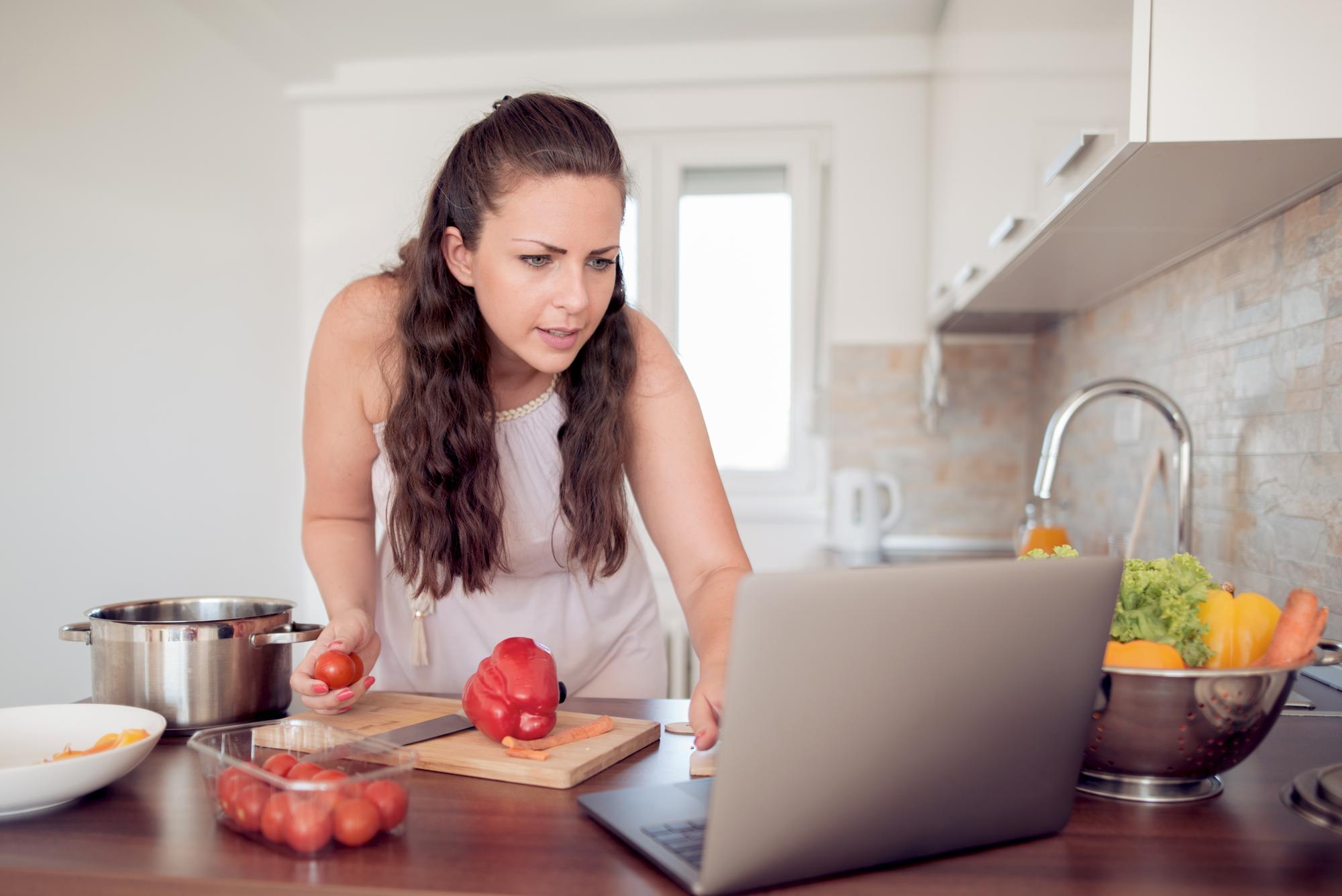 Corsi online su laptop in cucina domestica