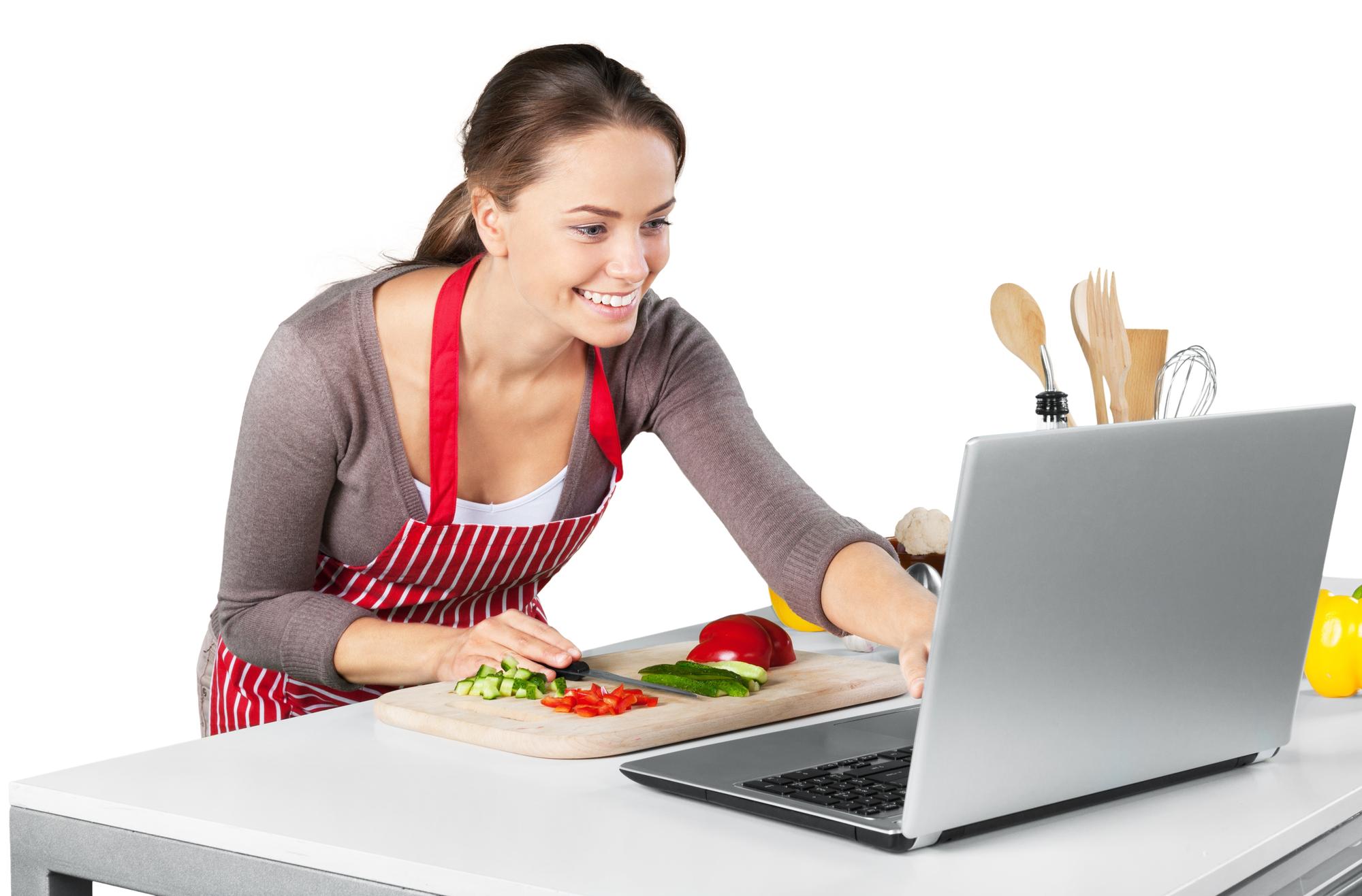 Insegnante che spiega una ricetta davanti al laptop