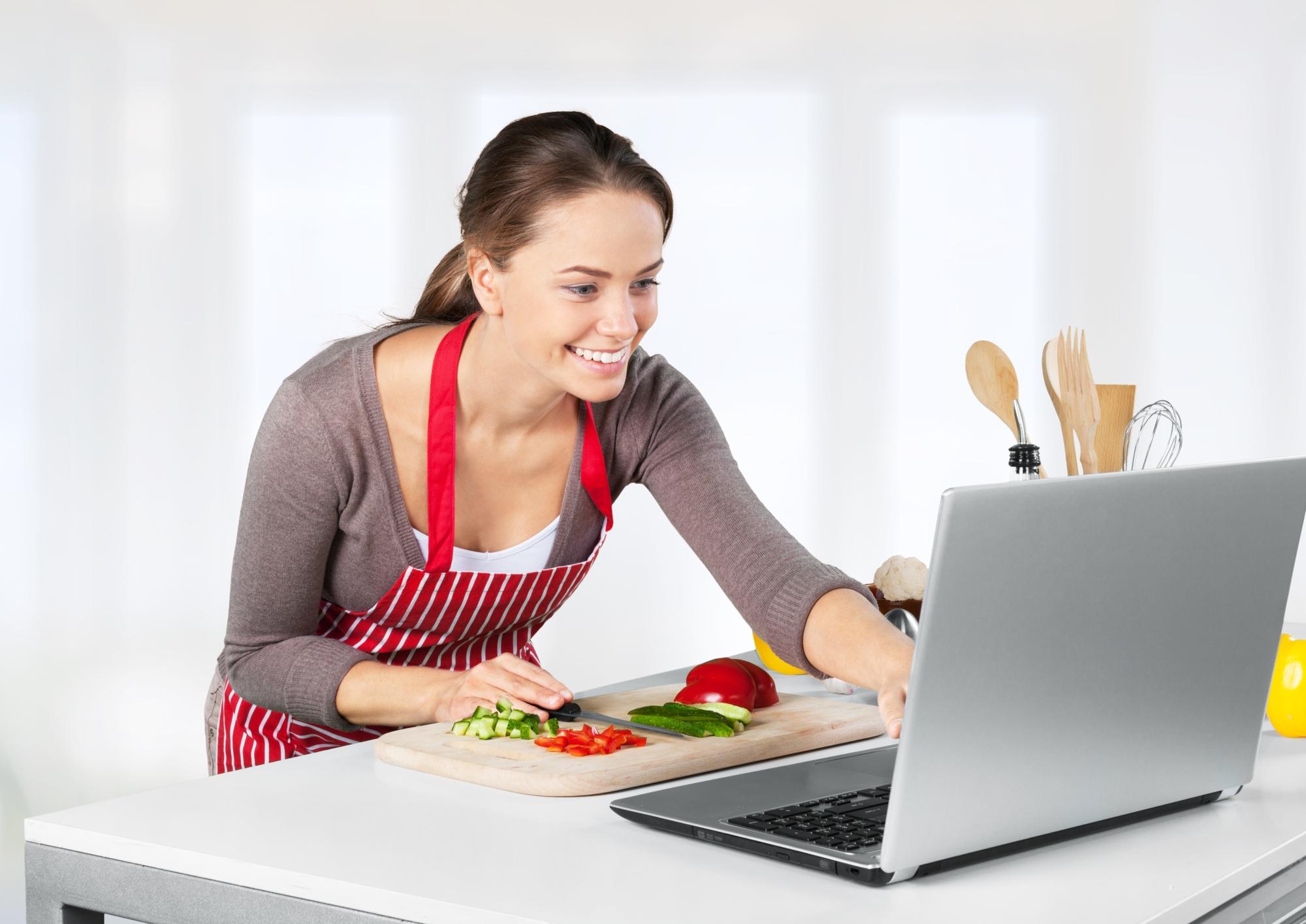 Studente cucina davanti al laptop