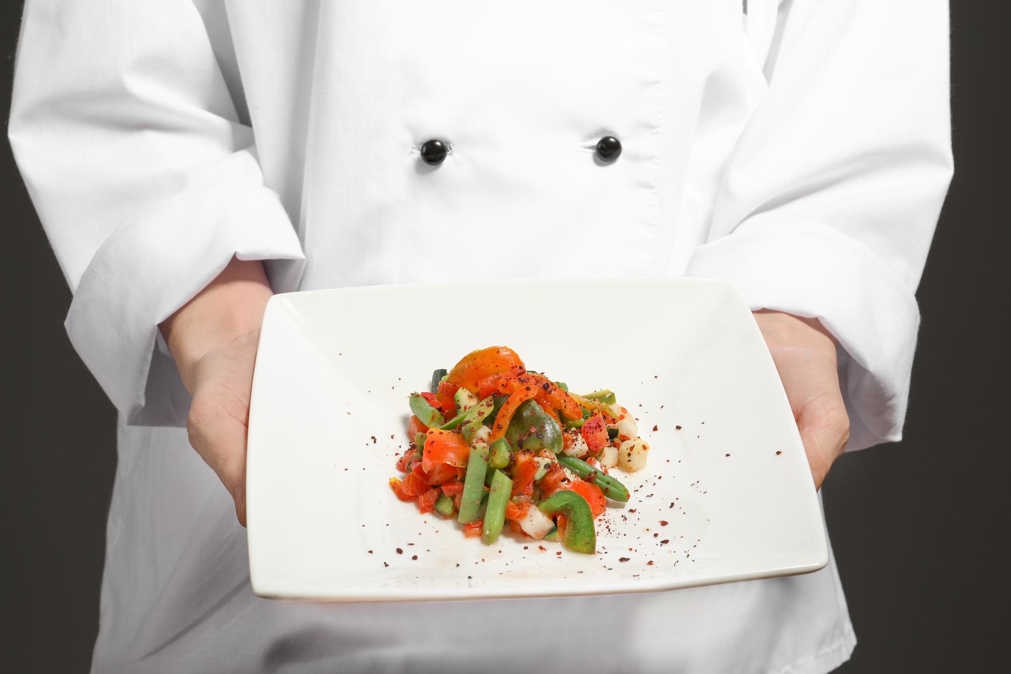 Chef che impiatta un piatto moderno